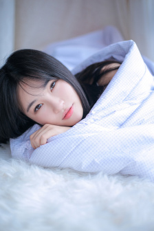 年轻妈妈遮肉上衣